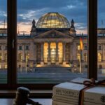 Reichstagsgebäude in Berlin mit Gesetzesunterlagen und Richterhammer — Jahressteuergesetz 2026