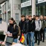 Junge Erwachsene vor einem Karrierecenter der Bundeswehr bei der Erfassung zum neuen Wehrdienst